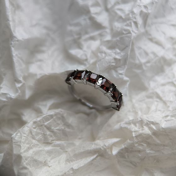 Срібна каблучка з гранатом 2.617ct
