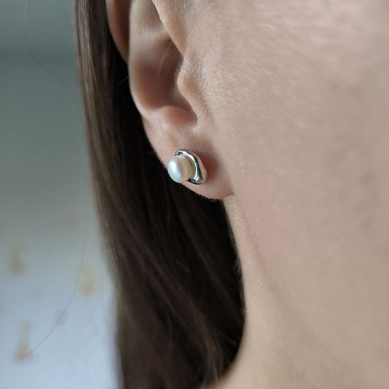 Silver earrings with pearls