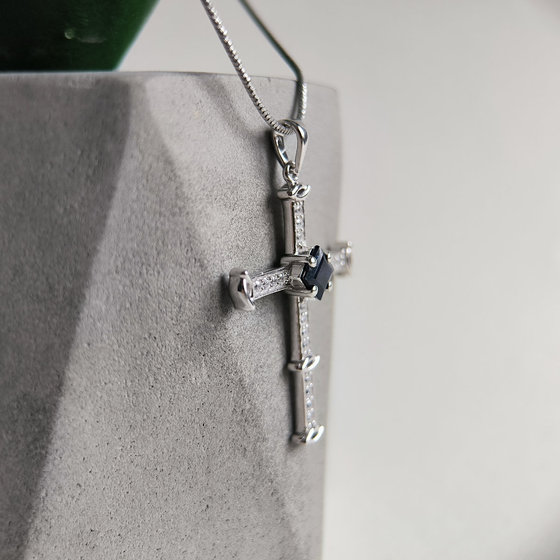 Silver cross with 1.334ct sapphire, cubic zirconia