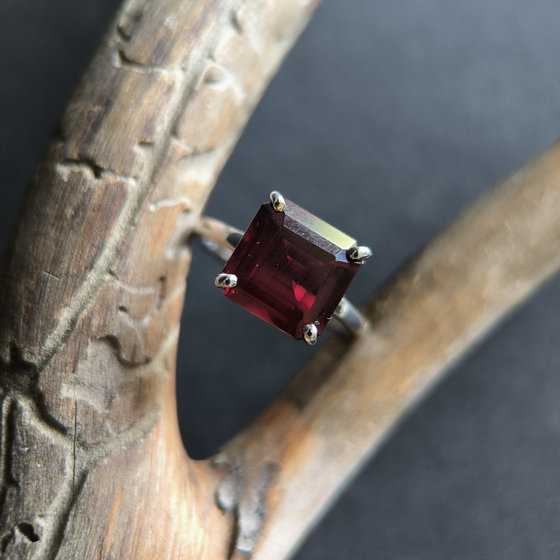 Silver ring with a 3.913ct nano garnet