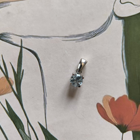 Silver pendant with a 0.54-carat topaz