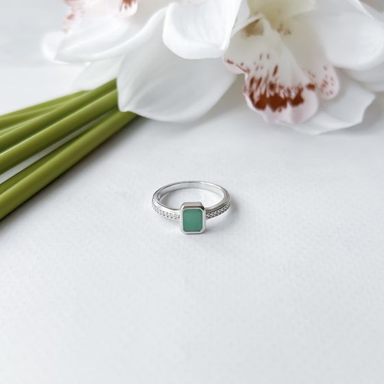Silver ring with a 1.12-carat emerald