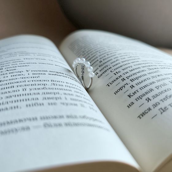 Silver ring with pearls, fianites