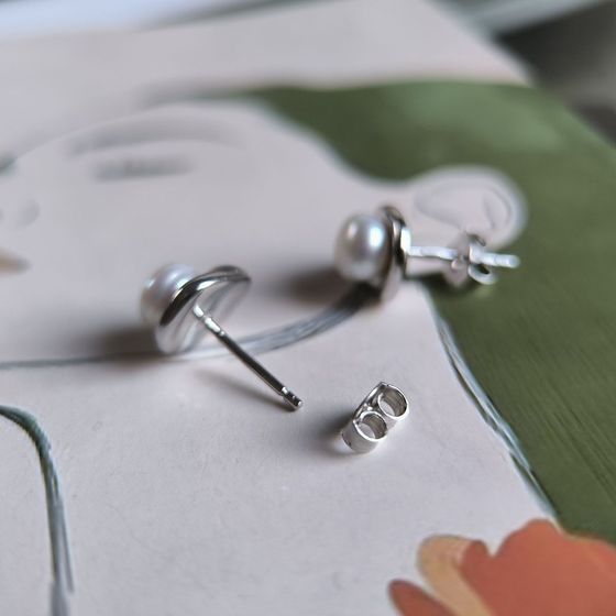 Silver earrings with pearls