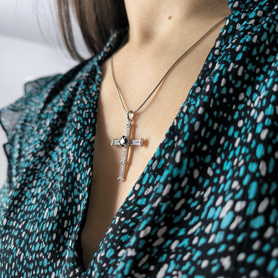 Silver cross with 1.334ct sapphire, cubic zirconia