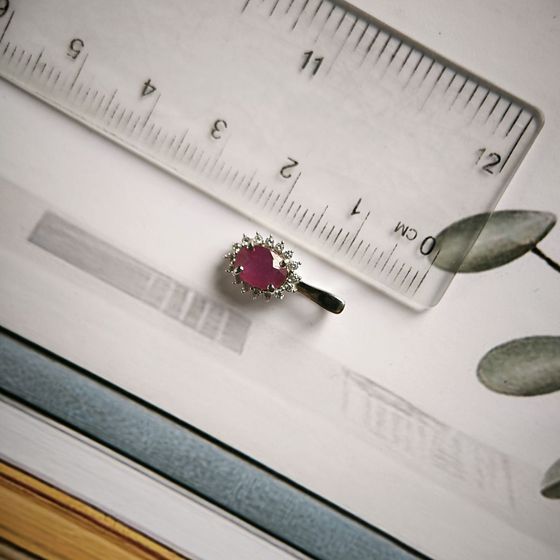 Silver pendant with a 1.253-carat ruby
