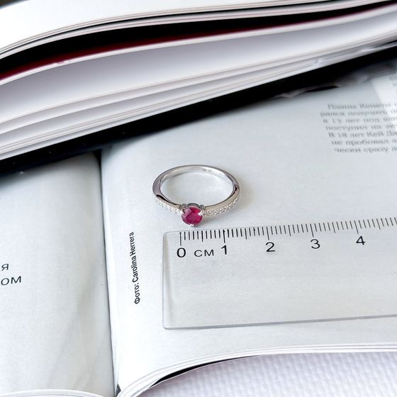 Срібна каблучка з рубіном 0.891ct, фіанітами