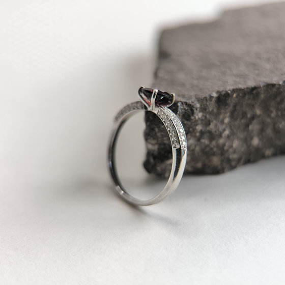 Silver ring with a 1.326-carat garnet