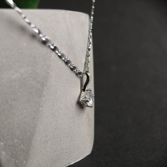 Silver pendant with phianites