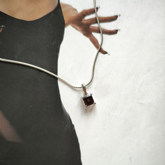 Silver pendant with a 0.923-carat garnet