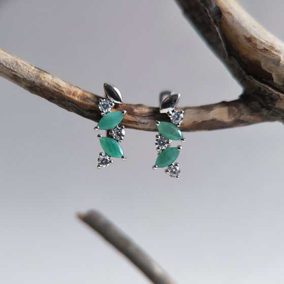 Silver earrings with emerald 1.642ct