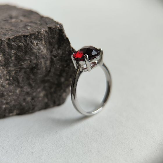 Silver ring with a garnet (nano)