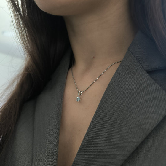 Silver pendant with a 0.54-carat topaz
