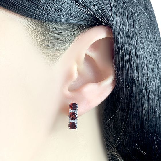 Silver earrings with garnet