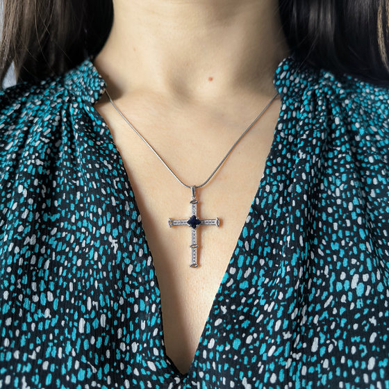 Silver cross with 1.334ct sapphire, cubic zirconia