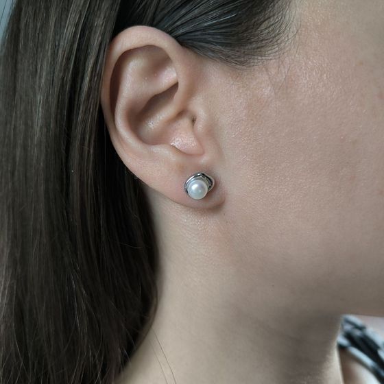Silver earrings with pearls