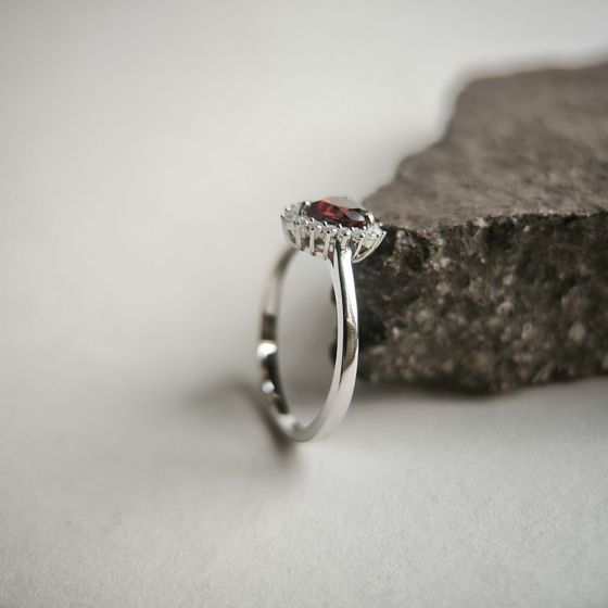Silver ring with a 1.122-carat garnet