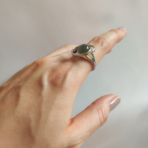 Silver ring with 2.825ct