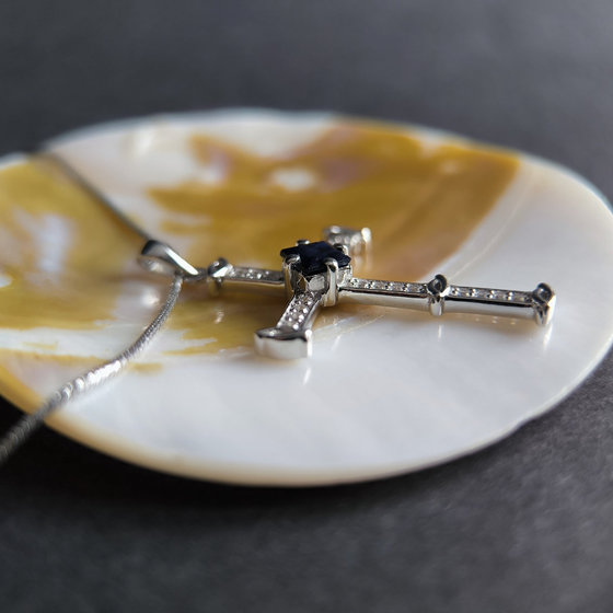 Silver cross with 1.334ct sapphire, cubic zirconia
