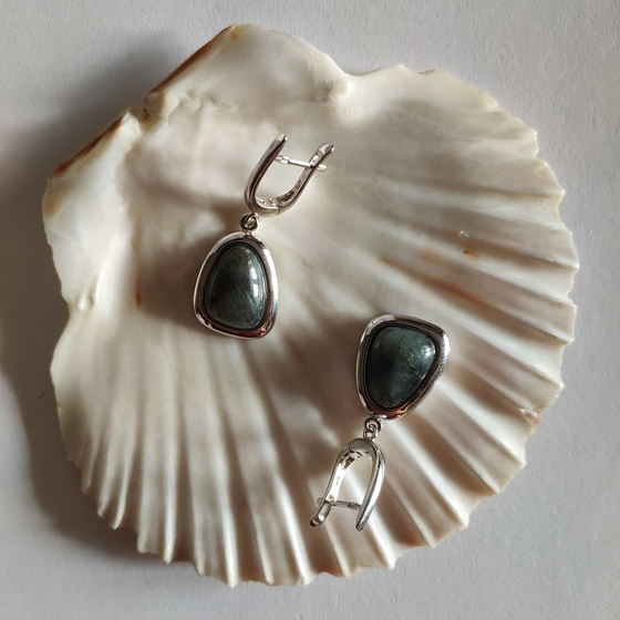 Sterling silver earrings with 11.207ct
