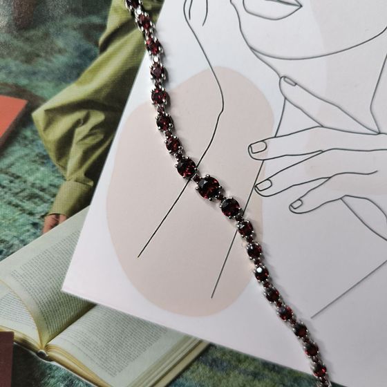 Silver bracelet with a 9.14-carat garnet