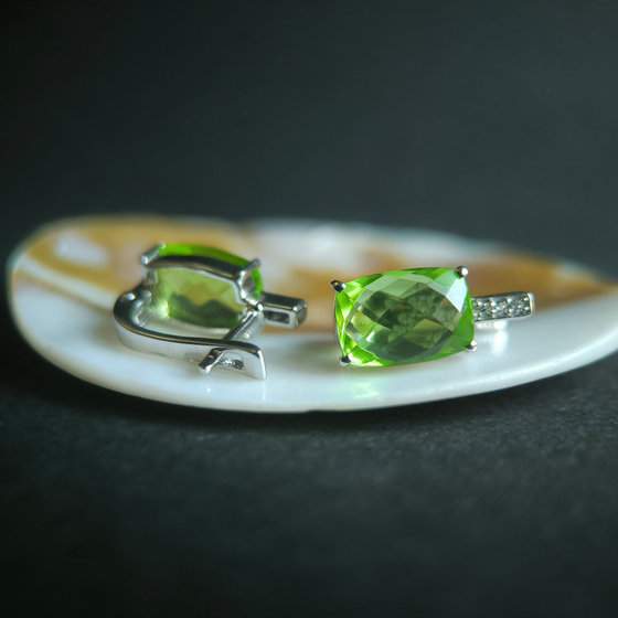Silver Earrings with a 6.28-carat Chrysolite