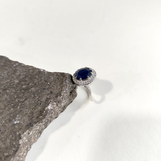 Sterling silver ring with 3.81ct sapphire, pave diamonds