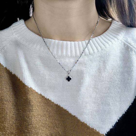Silver pendant with onyx