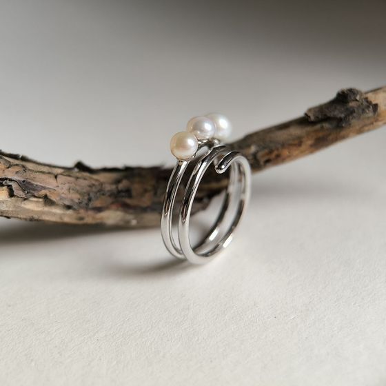 Silver ring with pearls