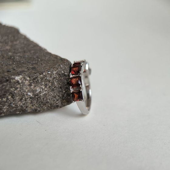 Срібна каблучка з гранатом 2.617ct