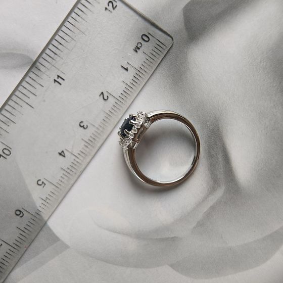 Срібна каблучка з сапфіром 2.093ct, фіанітами