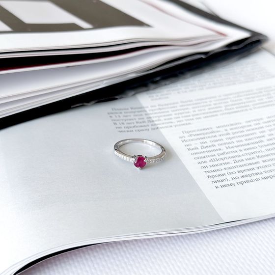 Срібна каблучка з рубіном 0.891ct, фіанітами