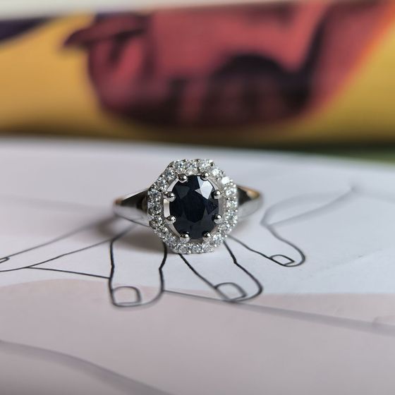 Срібна каблучка з сапфіром 2.093ct, фіанітами