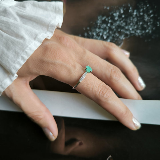 Silver ring with a 1.156-carat emerald