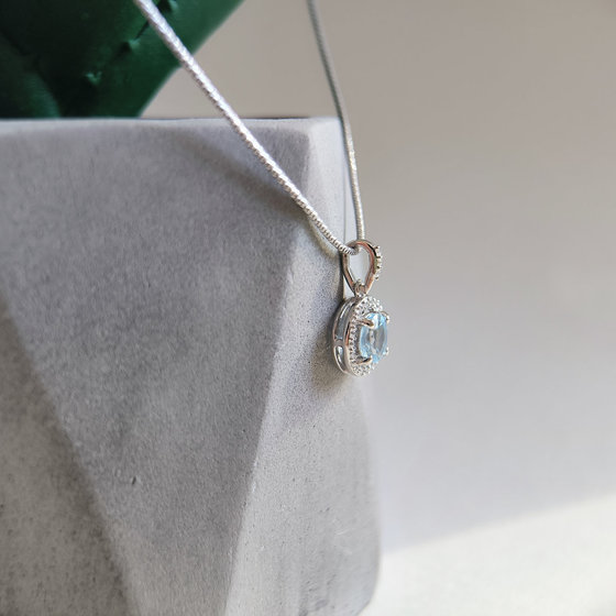 Silver pendant with a 1.3-carat topaz and cubic zirconia
