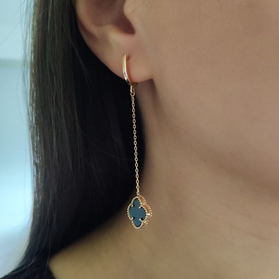 Gold earrings with onyx
