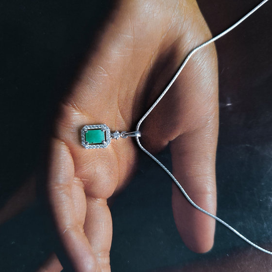 Silver pendant with 1.56ct emerald
