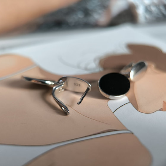 Silver earrings with onyx