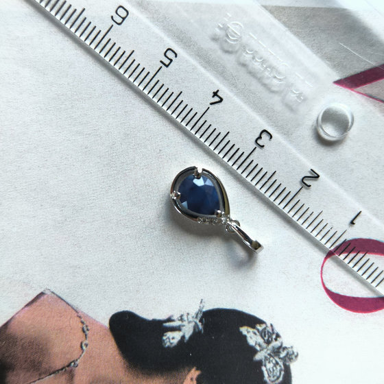 Silver pendant with a 1.355-carat sapphire