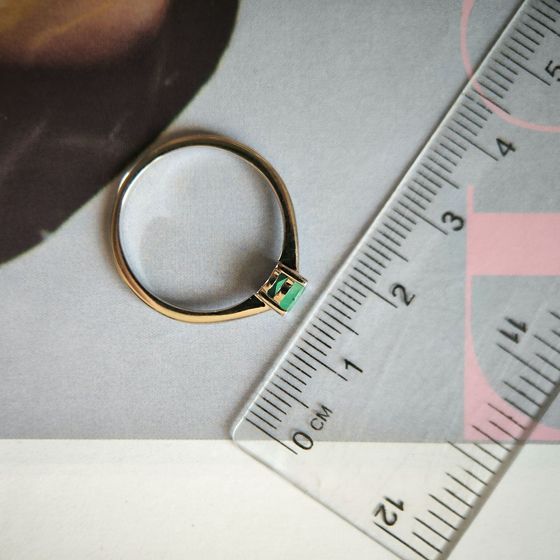 Silver ring with a 0.381-carat emerald