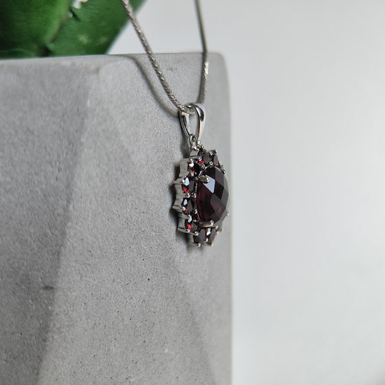 Silver pendant with a 4.007 ct nano garnet