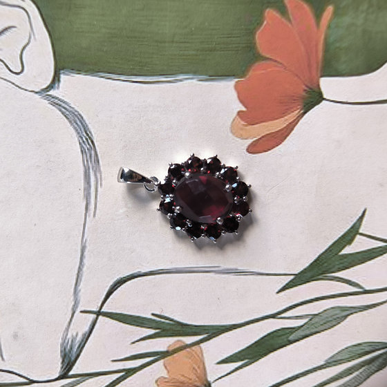 Silver pendant with a 4.007 ct nano garnet