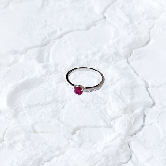 Срібна каблучка з рубіном 0.891ct, фіанітами