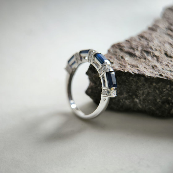 Silver ring with a 2.467ct sapphire and cubic zirconia stones