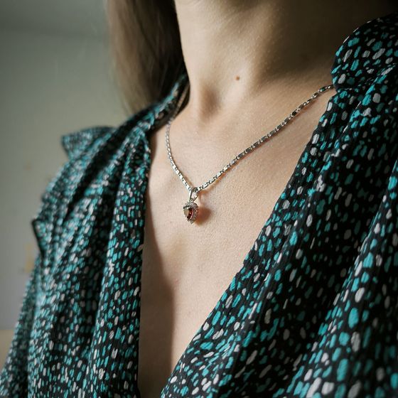Silver pendant with a 1.144-carat garnet