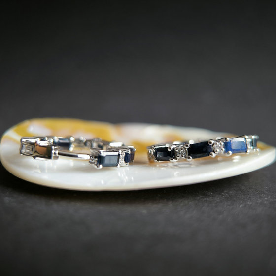 Silver earrings with 6.112ct sapphire and cubic zirconia