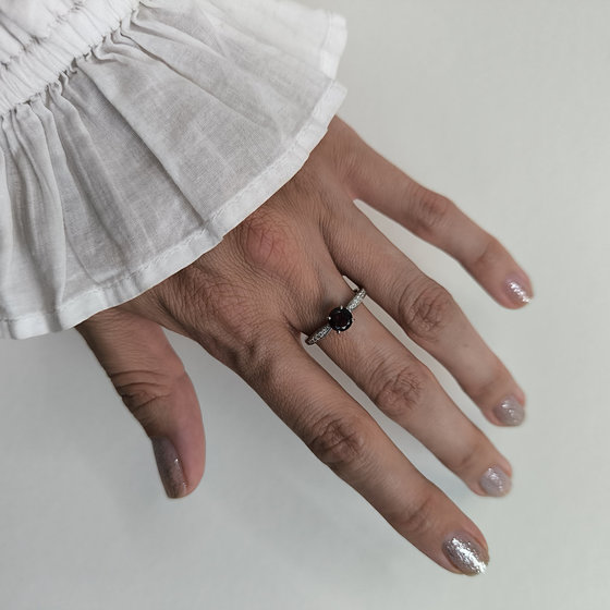 Silver ring with a 1.326-carat garnet