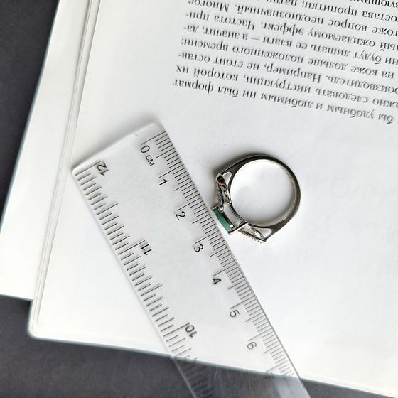 Срібна каблучка зі смарагдом 0.626ct, фіанітами