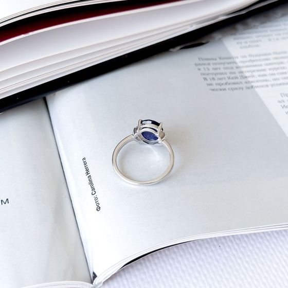 Sterling silver ring with 3.873ct sapphire, phianites