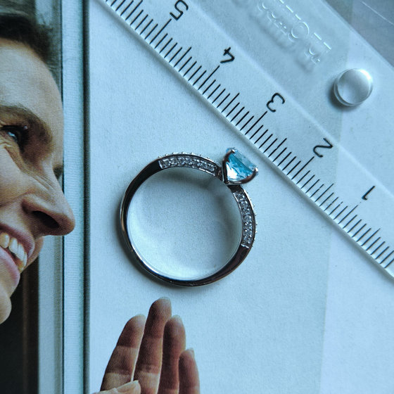 Срібна каблучка з топазом 1,461 карата та фіанітами
